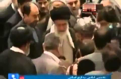 فضيحة هادي العامري يقبل يد خامنئي