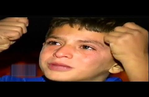 طفل عراقي نازح يبكي ويناشد المسؤولين بتوفير الكرفانات