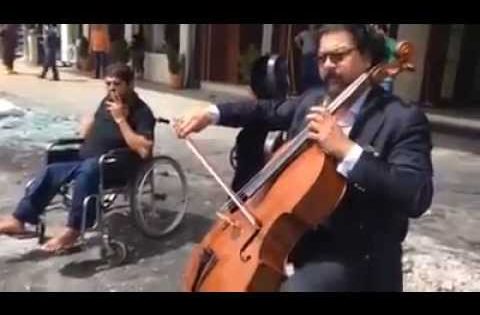 موسيقار عراقي يتحدى العنف ويعزف في مكان انفجار بغداد