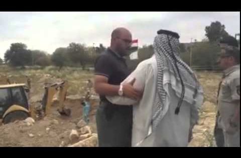 أب لشهيدين يبكي في مكان شهداء مقبرة سبايكر