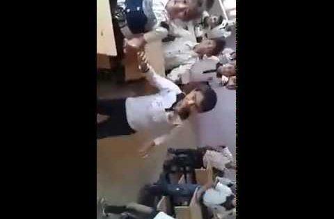 استاذ عربي يرفه عن طلابه بالرقص داخل الصف