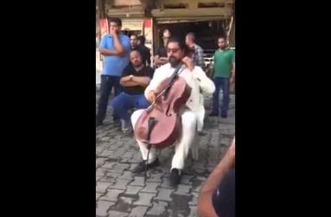 المايسترو كريم وصفي يعزف في مكان انفجار الكرادة