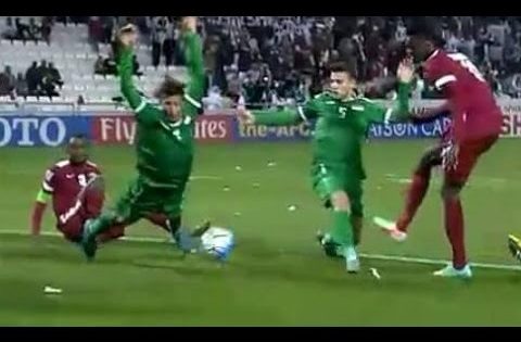 ماذا فعل اللاعب لمنع دخول الكرة ؟