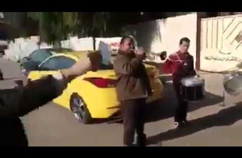 مواطن عراقي يحتفل بعد إستلامه لهوية الأحوال المدنية