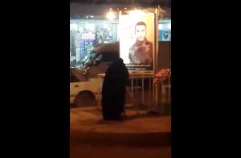 ام احدى الشهداء تبكي على ولدها في الشارع