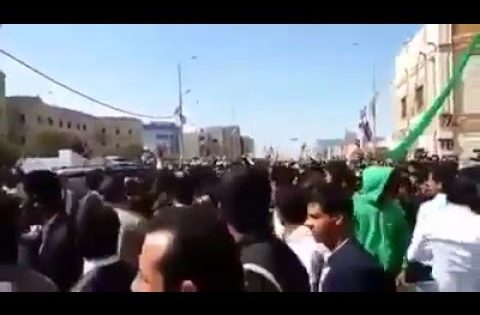 لحظة طرد حسين الشهرستاني من جامعة المثنى