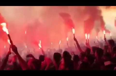 منظر جميل من جمهور الميناء للشعلات النارية