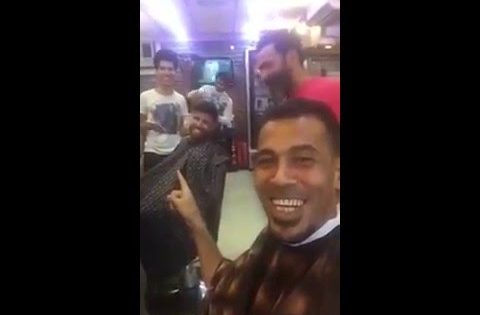 يونس محمود و ياسر قاسم عند الحلاق بالعراق