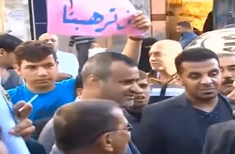 لحظة طرد كاظم الصيادي من المظاهرات في العراق