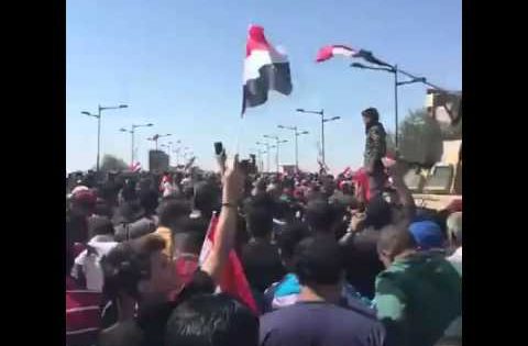 الجيش العراقي يساعد المتظاهرين في جسر الجمهورية