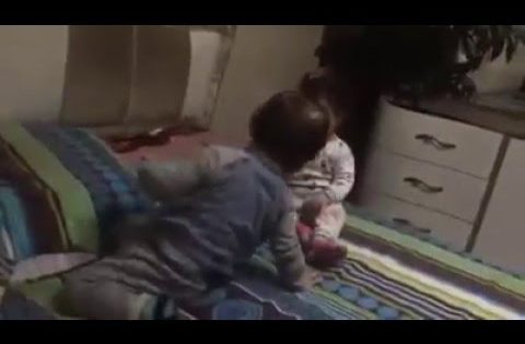 شوف توأم ثلاثي عراقي يلعبون ويضحكون روعة