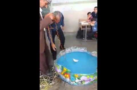 استاذ عراقي يدرس الطلاب موضوع مالك سماك