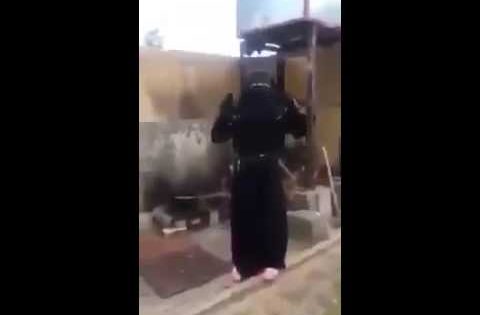 امرأة من الفلوجة تستغيث بسبب الحصار