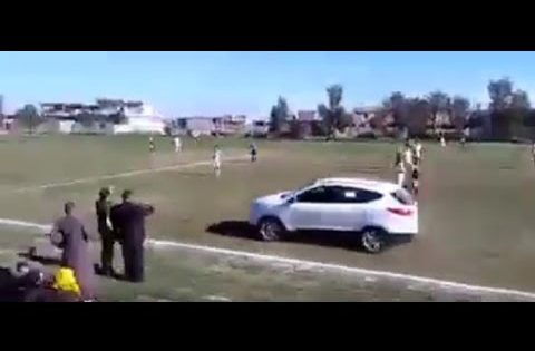 سيارة تمشي داخل ملعب الضلوعية العراق