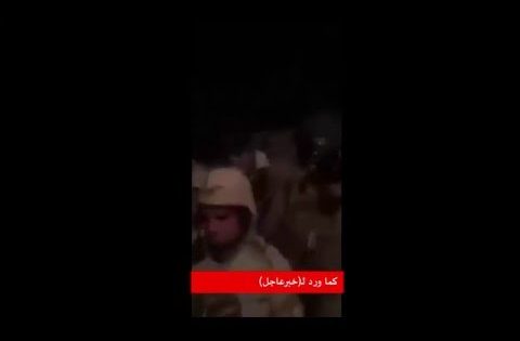 ضابط يأمر بحماية المتظاهرين والمعتصمين في العراق