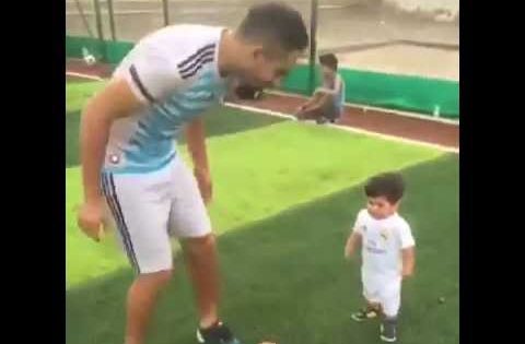 اللاعب مصطفى كريم يلعب مع ابنه