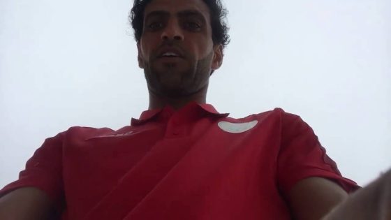 علي رحيمة مع لاعبي الوكرة يشجعون العراق