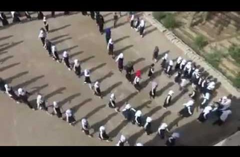 نظام عجيب في مدرسة عراقية عند الذهاب لصفوفهم
