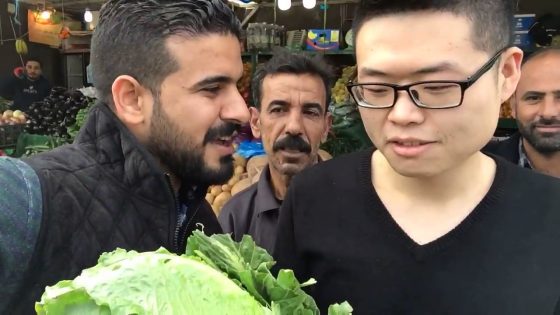 صيني في العراق يبحث عن خس ابو الطوبة