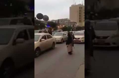 رجل كبير يغني ياس خضر في السليمانية