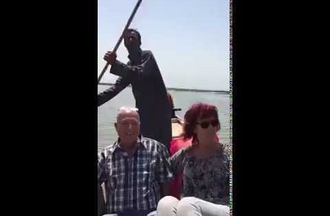 سياح اجانب في اهوار العراق