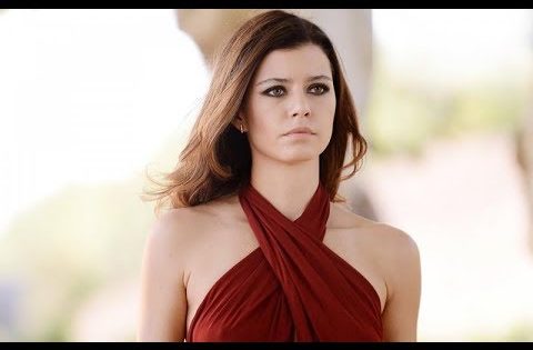 ممثلات تركيات في اللون الأحمر