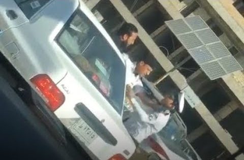 شرطي مرور يوقف سائق مخالف ماذا حدث ؟