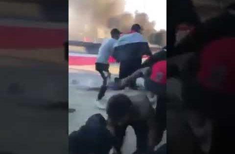 المتظاهرين العراقيين محاصرين من قبل قناصين والرصاص الحي