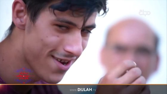 أحد أبناء الرجل المقعد يشاهد والده من بعيد .. وعند سؤاله عن سبب تركه لوالده كان جوابه صادماً !!