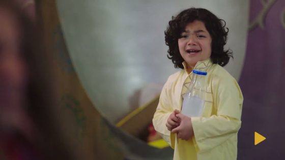 العترة ابن الكبير شرب من اللبن بتاع أشرف???????? .. دخل الحمام خرج واحد تاني????#الكبير_أوي_ج6