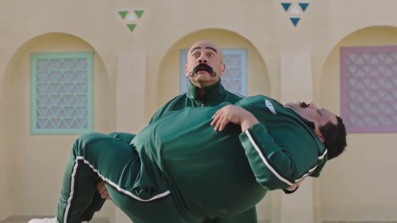 الكبير اتسوح مع فريقه في لعبة كيكة على العالي.. وضهره باظ ???????? #الكبير_أوي_ج6