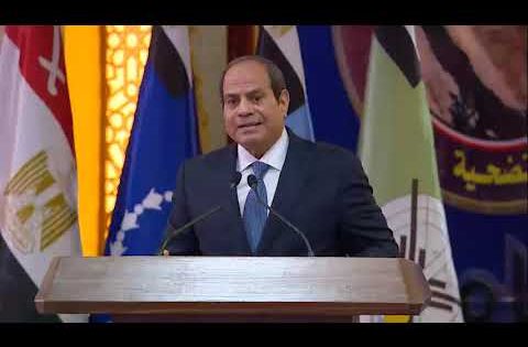 الرئيس السيسي يلتقي مقاتلي قيادة قوات شرق القناة لمكافحة الإرهاب ويشاركهم تناول الإفطار