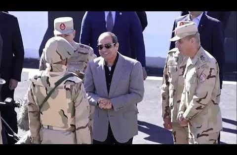 الرئيس السيسي يجري حوارًا مع أحد المقاتلين خلال تفقده الارتكازات الأمنية في شرق القناة