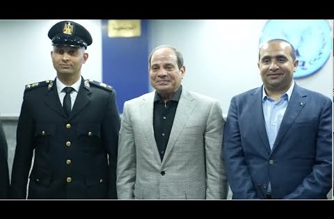 بعد جولته في قسم مدينة نصر.. الرئيس السيسي يلتقط صور تذكارية مع ضباط الشرطة