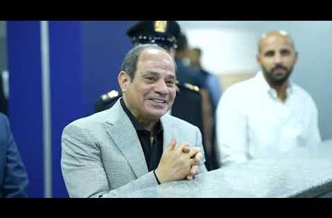 الرئيس السيسي يفاجئ ضباط قسم مدينة نصر ويطمئن على سير العمل