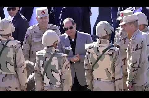 الرئيس السيسي لأحد المجندين: “شكلك نبيه”.. ويوجه بحصوله على شهادة محو أمية