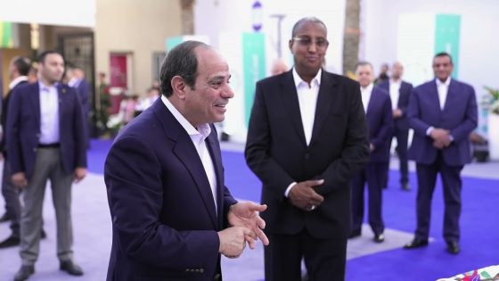 الرئيس السيسي يتفقد معرض الأسر المنتجة بحي الأسمرات ويلبي طلب الأطفال بالتقاط صورة تذكارية مع سيادته