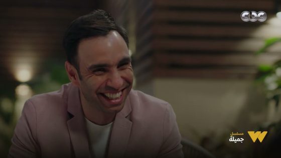 مسلسل جميلة | “إنت مش دكتور إنت شكلك مدير كباريه”.. هشام طلع على المسرح من كل اللي قاعدين حتى جميلة