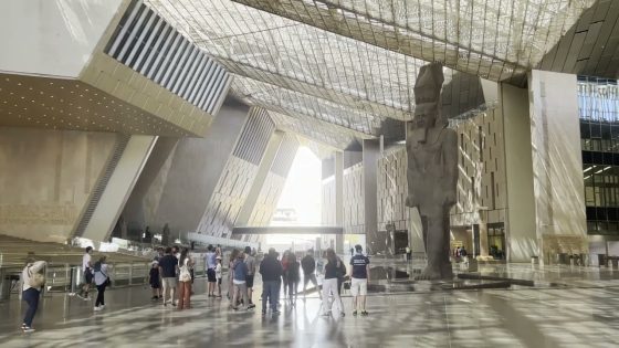 وزارة السياحة والآثار تنفي تأثر تمثال رمسيس الثاني والمتحف المصري الكبير بالأمطار