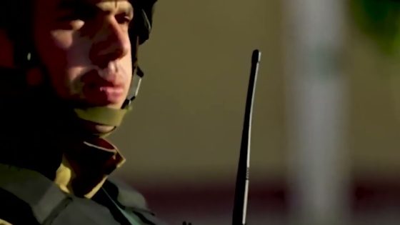 تحيا مصر مصر تحيا رجالتها عينيها صاحية على الحدود جنود أسود في كل شبر و في كل ناحية