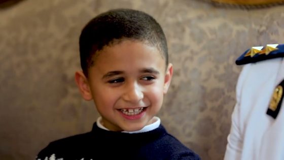 الوزارة تشارك أسر شهداء الشرطة الإحتفال بالعيد وتوزع هدية الرئيس عليهم