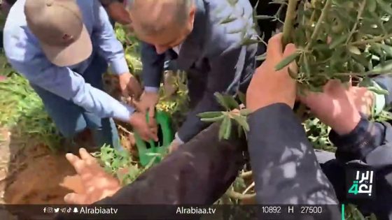 وزير الخارجية الإيراني أميرعبد اللهيان يغرس شتلة على الحدود بين لبنان وفلسطين قرب الأراضي المحتلة