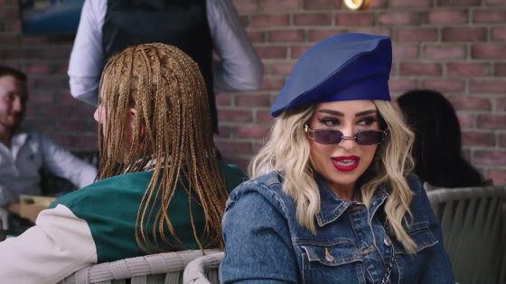 جوني قابل شروق كلنا سوا في كافيه بس كانت متخفية من الفانز بتوعها #الكبير_أوي_ج7