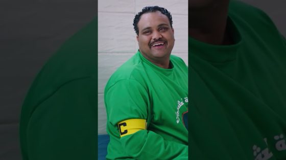 محشي كرنب وفسيخ.. حزلقوم اتفاجئ بالفريق بتاعه بين الشوطين???? #الكبير_أوي_ج7 #shorts