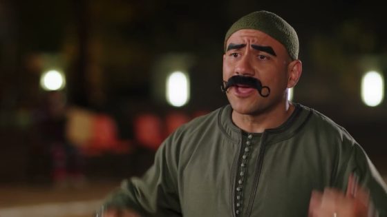 “الراجل الملون اللي قاعد هناك ده معاه فطيرة” بعزق نقطة ضعفه هي الأكل ???? #الكبير_أوي_ج7