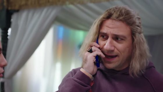 فروحه بتحاول تقنع جوني يتجوزها.. وخليته يكدب على الكبير #الكبير_أوي8