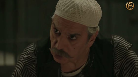 ابو العز عم يحاول يقنع عادل انه يللي عمله ابو سمير هو الصح !!