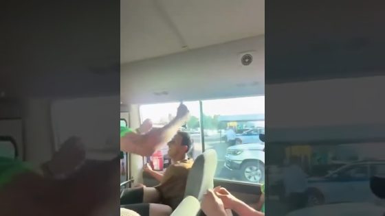 شرطي مرور يلغي الغرامة بعد التشجيع