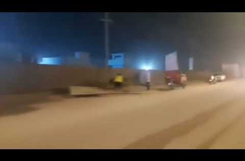 مواطنين يرفعون الإعلانات الانتخابية في العراق