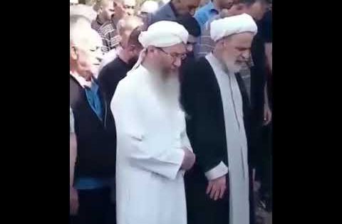 معمم شيعي يرفع يد شيخ سني اثناء الصلاة على الجنازة #العراق #الشيعة #السنة